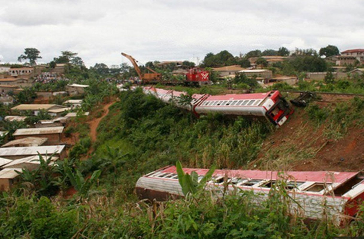 Hien truong tau hoa trat banh o Cameroon, gan 700 thuong vong-Hinh-4